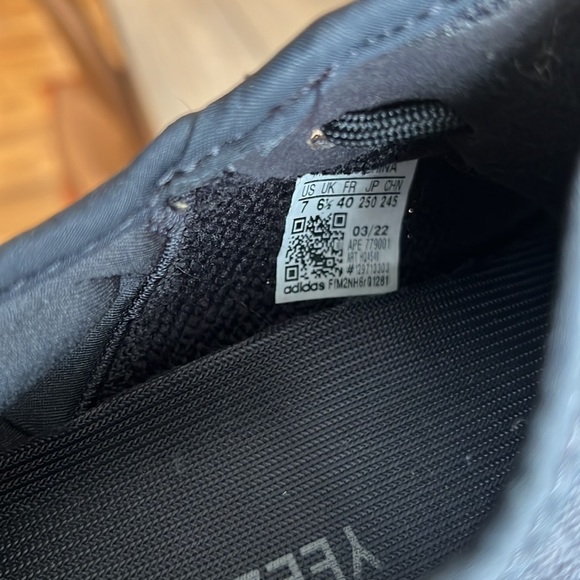 Yezzy 350 V2 - Picture 4 of 5